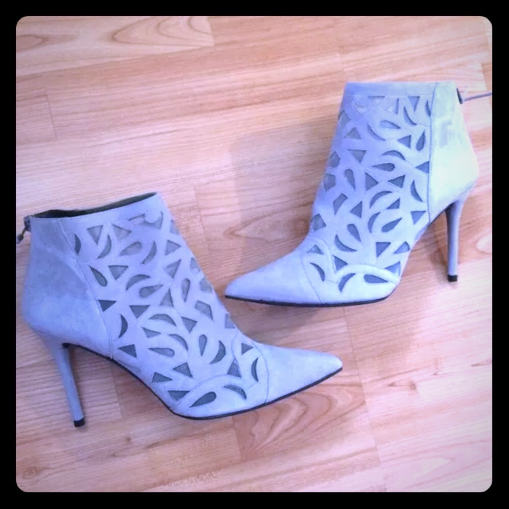 Stuart weitzman cutaway booties size 9 NIB